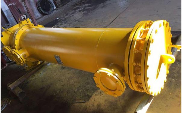 浅谈冷油器主要构成。